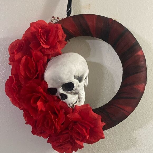 Handmade Gothic Skull and Red Mesh Floral Roses Wreath - Picture 3 of 5